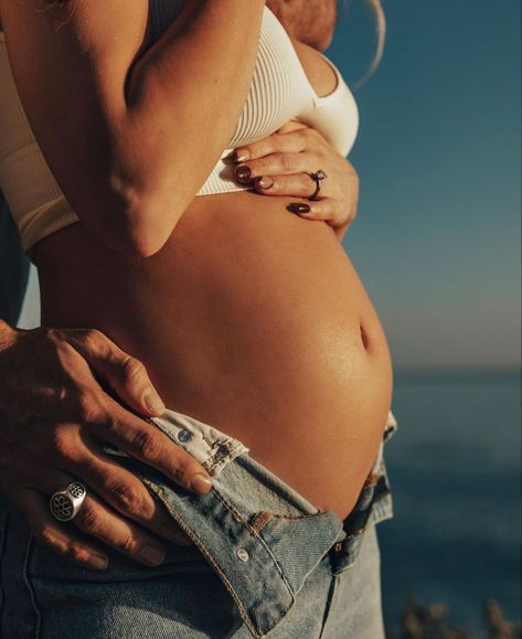 Preg Photoshoot Ideas, Cute Couple Maternity Pictures, Pregnant Photoshoot At The Beach, Beach Maternity Announcement, Beach Pictures Pregnant, Pregnant On The Beach, Maternity Pics On Beach, Maternity Photography At Beach, Pregnancy Photoshoot Announcement