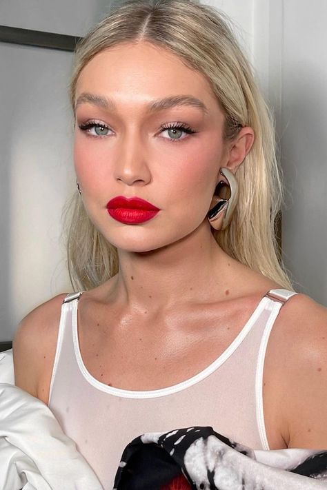 Gigi Hadid Makeup, Red Lips Makeup Look, Gigi Hadid Looks, Color Blur, Red Lipstick Makeup, Red Lip Makeup, Maybelline Super Stay, Red Lip, Lipstick Makeup