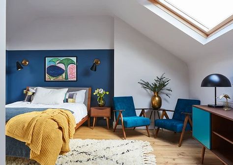 Elegant pied a terre, Brixton — House by Mia Bedroom Blue Walls, Mid Century Bedroom Design, Student Flat, Brixton London, Downstairs Bedroom, Interior Design Institute, Mid Century Bedroom, Interior Design Courses, Design Institute