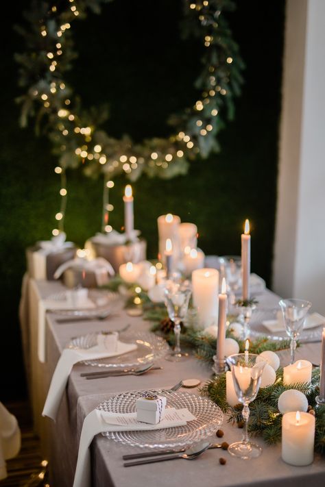 Christmas Table With White Tablecloth, Snow Christmas Table Decor, White Christmas Dinner Table Decor, Xmas Dinner Table, Mid Winter Christmas, Candle Table Setting, Christmas Dining Table Decor, Dream Christmas, White House Christmas