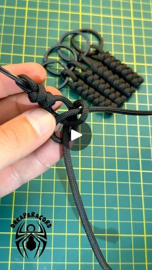 How To Tie Paracord Knots, Paracord Bookmark, Paracord Knots Tutorial, Paracord Ideas Diy, Paracord Lanyard Diy Tutorials, Paracord Keychain Diy Tutorials, Paracord Keychain Instructions, Paracord Storage, 550 Cord Projects