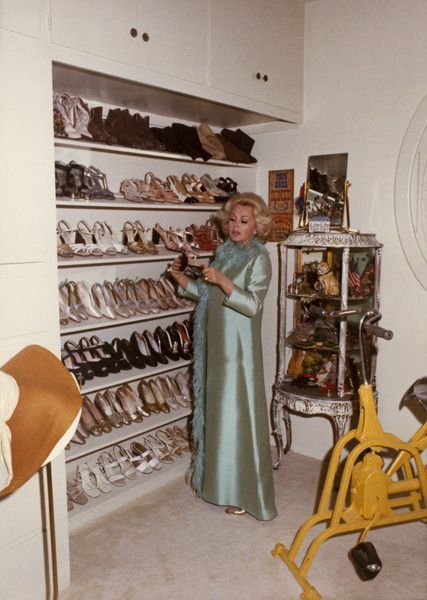 Zsa Zsa Gabor photographed by Wallace Seawell in her closet, 1974. Gabor Sisters, Old Hollywood Homes, Feminine Living Room, Basic Accessories, Zsa Zsa Gabor, Candice Bergen, Instagram Wall, Vintage Stores, Zsa Zsa