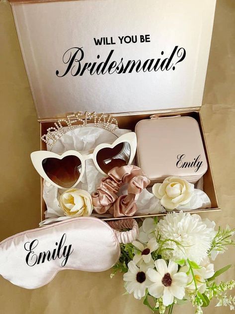 14 Brilliant Bridesmaid Proposal Ideas - LADY WEDDINGS Wedding Bridesmaid Ask Proposals, Gifts To Ask Bridesmaids To Be In Wedding, How To Ask Someone To Be A Bridesmaid, Madrina Proposal Ideas Quince, Wedding Proposal Boxes, Bridesmaid Baskets Gift, Will U Be My Bridesmaid Ideas, Bridesmaids Asking Ideas, Bridesmaid Asking Ideas