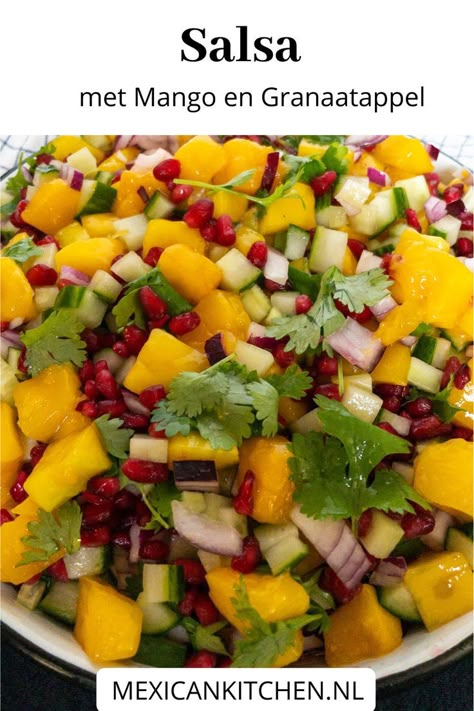 Dit Mexicaanse recept voor Mango granaatappel salsa is vegan, lekker zomers en kun je overal bij eten. Of je het nu eet op een tostada of als frisse salsa bij Tortilla chips / Totopos (dat is de Mexicaanse naam voor tortilla chips). Ook kun je de salsa eten bij taco’s of fajitas om een frisse touch toe te voegen! #Mexicaans #recepten #makkelijkerecepten #mexicaanserecepten #salsa #mango #granaatappel #mexicaansesalsa #simpelrecept Salsa Recept, Salsa Mango, Mexican Brunch, Catering Buffet, Country Recipes, Mexican Dinner, Mango Salsa, Latin Food, Tex Mex