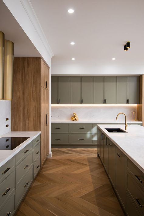 Check out the ‘Florence’ by Activates Construction, celebrating a botanical-inspired palette, utilising polytec's Thermolaminated Ascot door profile in Prime Oak Woodmatt and Oasis Smooth. Prime Oak Woodmatt, Prime Oak, Newport House, Green Kitchen, Home Reno, Kitchen Room, Kitchen Renovation, Kitchen Inspirations, Kitchen Interior