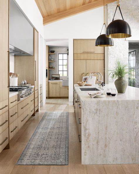 Amber Lewis Kitchen Design, Lines Aesthetic, Amber Lewis X Loloi, Plants Interior, Urban Homes, Stone Rug, Luxury Architecture, Amber Lewis, Homes Modern