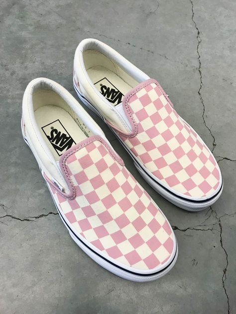 ᴾⁱⁿ: ☆α ᵈ α . ʳ ⁱ ᵒ ˢ ‼️️☹☆ Vans Slippers, Cute Vans, Slip On Vans, Tenis Vans, Checkered Vans, Pink Checkered, Pink Vans, Sneakers Fashion Outfits, Vans Slip On