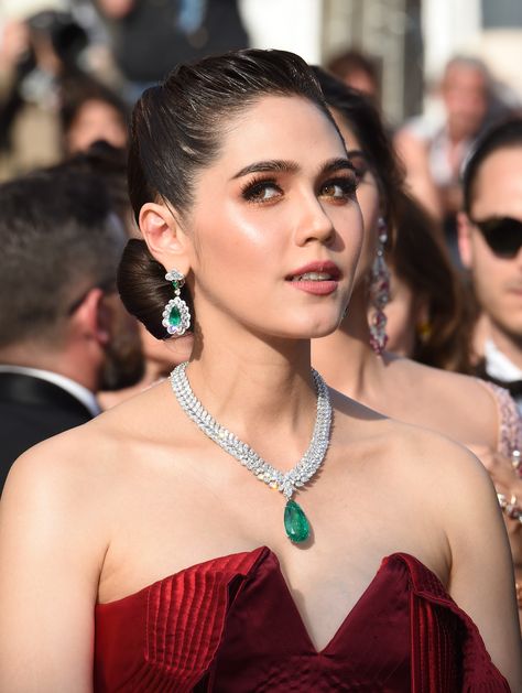 Araya Hargate wore a deep v neck satin red floor lenth gown, with diamond and emerald necklace and earrings by Chopard. With a slick back bun and smokey eye with nude lipstick. For glamour celebrity fashion Cannes Film Festival red carpet jewellery spotting travel here: http://www.thejewelleryeditor.com/jewellery/top-5/best-red-carpet-jewellery-jewelry-cannes-film-festival-2017-weekend/ #jewelry Araya Hargate, Super Target, Red Carpet Jewelry, Chopard Jewelry, Inexpensive Jewelry, Celebrity Jewelry, Diamond Necklace Designs, Diamond Jewelry Designs, Emerald Necklace