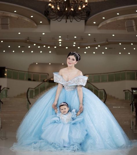 Quince Mini Me, Mini Quinceanera, Emerald Green Quinceanera Theme, Green Quinceanera Theme, Quince Pictures, Quince Themes, Hollywood Birthday, Quinceanera Themes Dresses, Quinceanera Photoshoot