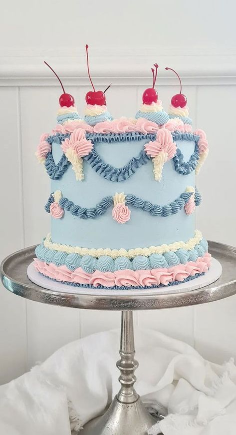 Old Fashioned Cake Design, Pink And Blue Vintage Cake, Vintage Looking Cake, Vintage Lambeth Cake, Kitch Cakes, Lambeth Birthday Cake, Pink Lambeth Cake, Lambeth Cake Wedding, Vintage Piping Cake