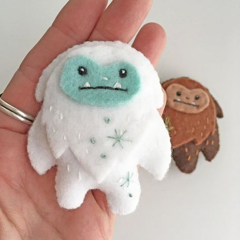 Felt Yeti, Felt Critters, Superhero Cakes, Plush Sewing, Halloween Felt Crafts, Monster Christmas, Felt Plush, Magnet Ideas, Snow Monster