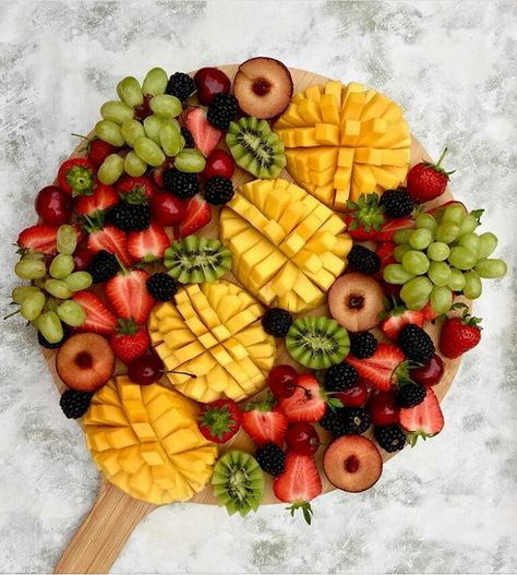 Carnival Snacks, Fruit Platters, Fruit Trays, Fruit Platter Designs, Lunch Restaurant, Fruit Decoration, Decorações Com Comidas, Art Fruit, Charcuterie Inspiration