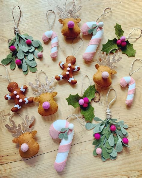 Christmas Felt Tree Decorations, Christmas Sewn Decorations, Soft Christmas Ornaments, Felt Ornaments Christmas Tree, Easy Felt Christmas Decorations, Christmas Tree With Felt Ornaments, Pink Felt Ornaments, Felt Christmas Tree Topper, Diy Crafts Christmas Decoration