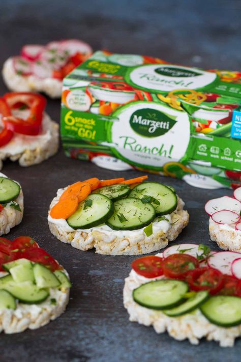 The perfect snack or super easy lunch recipe - these Ranch and Vegetable Topped Rice Cakes are easy, fast, healthy and perfect for moms and kids! Tomato Basil Rice, Sandwich Appetizers, Super Easy Lunch, Basil Rice, Rice Cakes Toppings, Meals Kids Love, Cake Sandwich, Appetizer Sandwiches, Lunch Recipe