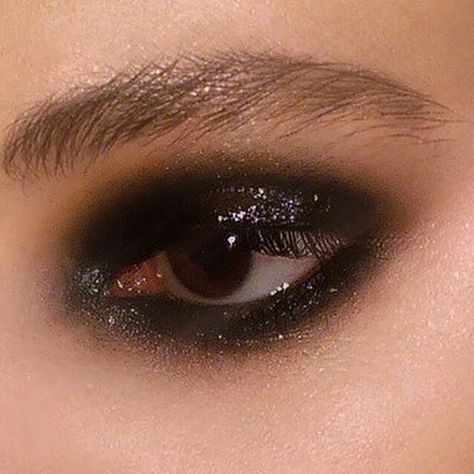 Smoky Grunge Eye, Black Glossy Makeup, Glossy Grunge Makeup, Glossy Black Eyeshadow, Glossy Eyeshadow Look, Eurovision Makeup, Eyeshadow Looks Black, Punk Eye Makeup, Glossy Eye Makeup