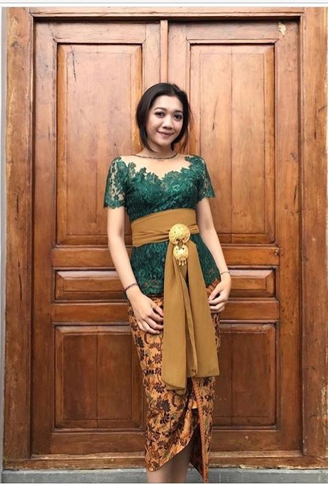 Hijau botol. Kebaya. #frominstagram Wedding Hijab Dress, Wedding Hijab, Hijab Dress, South Asian, Hijab Style, Outfit Style, Dress Set, Outfit Idea, Traditional Dresses