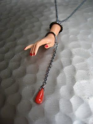 Barbie hand necklace. kinda creepy, but i like it Halloween Jewelry Ideas, Childhood Halloween, Barbie Hands, Boho Jewelry Diy, Found Object Jewelry, Diy Jewelry Holder, Diy Jewelry Inspiration, Hand Therapy, Hand Necklace