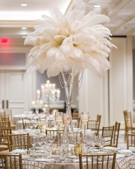 Scarface Party, Roaring 20s Party Decorations, Feather Centerpiece Wedding, Pearl Theme, Non Floral Centerpieces, Ostrich Feather Centerpieces, Feathers Wedding, Gatsby Wedding Theme, Feather Centerpieces