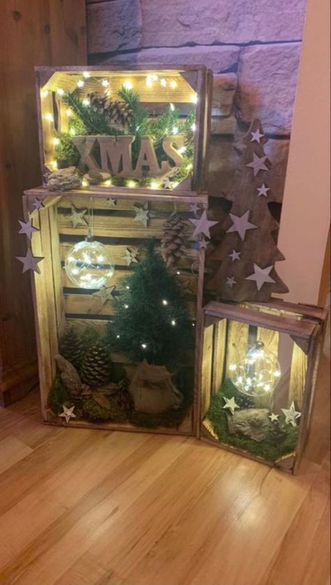 Wooden Crates Christmas, Christmas Wreath Designs, Handmade Christmas Crafts, Easy Christmas Gifts, Christmas Porch Decor, Christmas Decorations Bedroom, Diy Christmas Decorations Easy, Christmas Fireplace, Christmas Lanterns