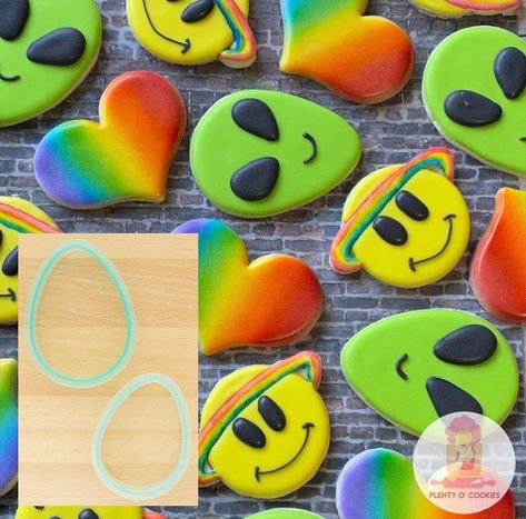 Alien Cookies Decorated, Alien Cookies, Space Cookies, Alien Party, Cookies Birthday, Macaroon Recipes, Cute Alien, Sugar Sugar, Space Aliens