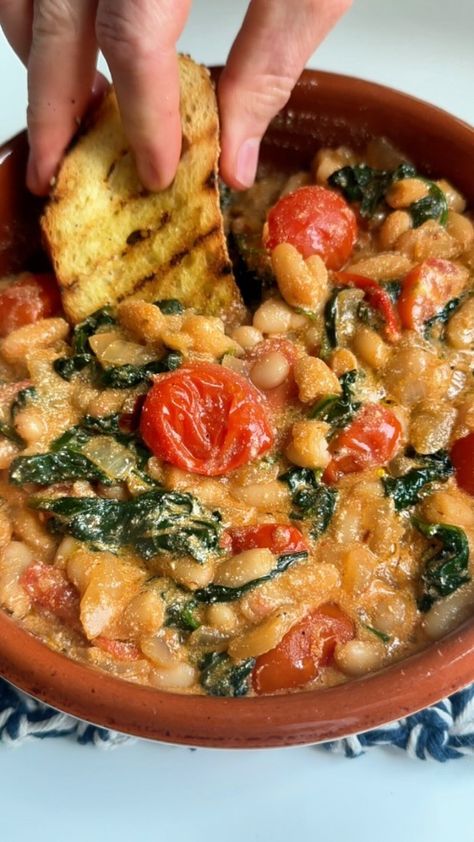 Giovanni Siracusa | 🫘 🍞Rustic Spinach and Bean Crostini **Ingredients:** 🍅 200g sliced cherry tomatoes 🫘 1 can cannellini beans 🧅 1/2 onion, chopped 🍃 1 bundl… | Instagram Mediterranean Apps, Cannellini Bean Recipes, Cannellini Bean Dip, Canellini Beans, Cannellini Beans Recipes, Toasted Crostini, Fresh Ricotta, Bad Manners, Eating Well Recipes