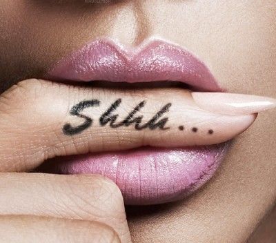 Rihanna's Shhh... Tattoo  #Fingers With A Sense... ;-) What would be a good comment for this picture?  **Like**Pin**Share** ♥ FoLL0W mE @ #ProvenAsTheBest ♥ Shhh Tattoo, Rihanna Tattoo, Bold Lip Makeup, Finger Tattoo Designs, Tattoo Zeichnungen, Demotivational Posters, Lip Art, Small Tattoo, Piercing Tattoo