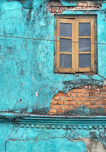 Turquoise window by Sallyrango, via Flickr Turquoise Walls, Vert Turquoise, Hue Color, Peeling Paint, Old Windows, Shades Of Turquoise, Old Doors, Aqua Turquoise, Beautiful Doors