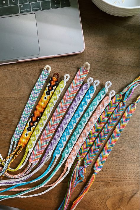 Chevron Bracelet Color Ideas, Vsco Bracelets, String Bracelet Patterns, Friendship Bracelet Patterns Easy, Yarn Bracelets, Cute Friendship Bracelets, Handmade Friendship Bracelets, Bracelet Inspo, String Bracelets