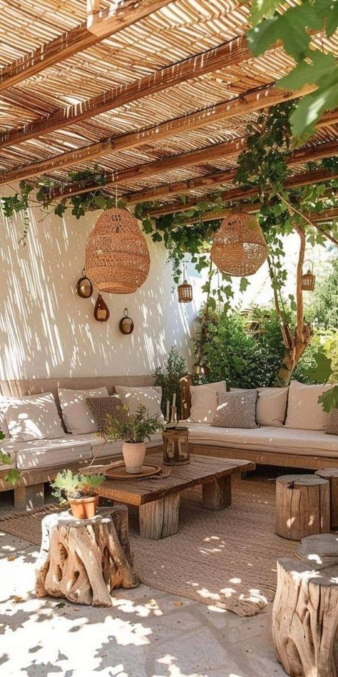 Outdoor Lighting Mediterranean, Mediterranean Lounge Room, Mediterranean Backyard Ideas, Whirpool Outdoor, Mediterranean Patio Ideas, Ideas Terraza, Mediterranean Patio, Boho Patio, Outdoor Gathering