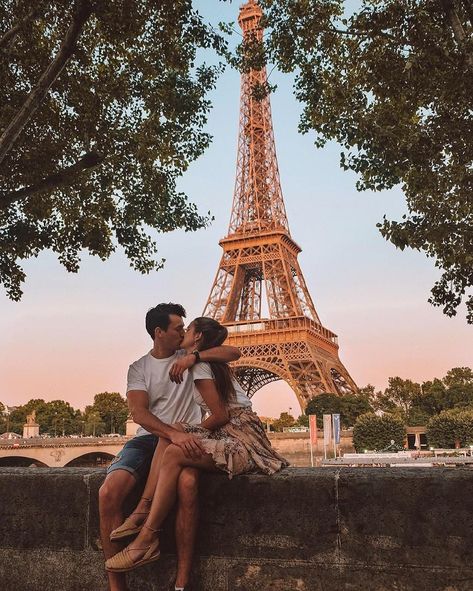 Traveling Couples on Instagram: “Lovers City . Pic by @passiontravelers . . #paris #toureiffel #fujifilm #france #sunset #lovers #travelcouple #thetravelduos #picoftheday…” Paris Photo Ideas, Travel Couples, Paris Travel Photography, Paris Couple, Couples Travel, Honeymoon Photos, Disney Paris, Paris Pictures, Europe Photos