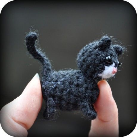 9 Teeny Tiny Knitted And Crocheted Animals That Can Actually Fit On Your Finger! - Knitting Blog - Let's Knit Magazine Small Crochet Cat Pattern, Kat Haken, Crocheted Animals, Crochet Cat Pattern, Cat Amigurumi, Pola Amigurumi, Finger Knitting, Google Translate, Crochet Cat