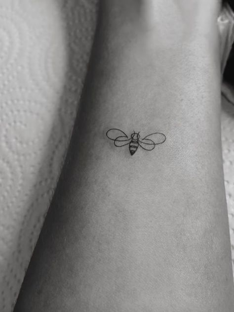 Tattoo Simplistic, Small Bee Tattoo, Honey Bee Tattoo, Lavender Tattoo, Small Pretty Tattoos, Cute Tiny Tattoos, Small Hand Tattoos, Bee Tattoo, Discreet Tattoos