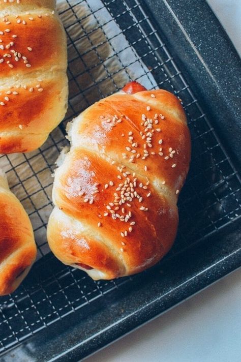 Chinese Hot Dog Bun Recipe, Laundry Cafe, Chinese Desert, Asian Bakery, Hot Dog Buns Recipe, Chinese Bakery, Dips Appetizers, Pretzel Dogs, Hot Dog Bun