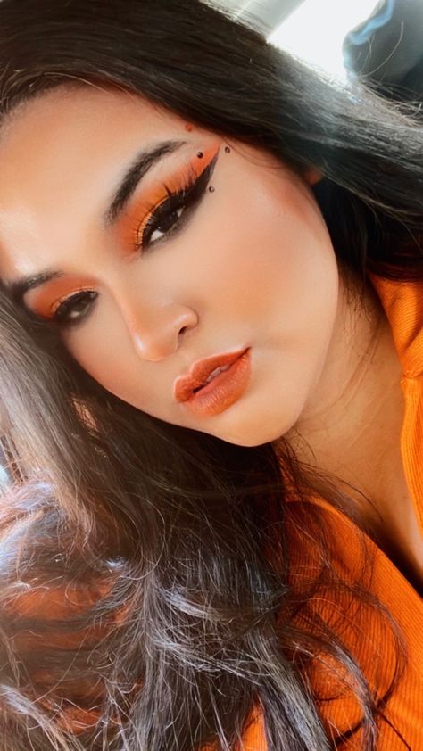 Orange And Black Witch Makeup, Black And Orange Eye Makeup, Orange Makeup Looks Halloween, Orange And Black Eye Makeup, Black And Orange Makeup Looks, Black And Orange Eyeshadow, Orange And Black Makeup Looks, Orange And Black Eyeshadow Looks, Orange Black Makeup