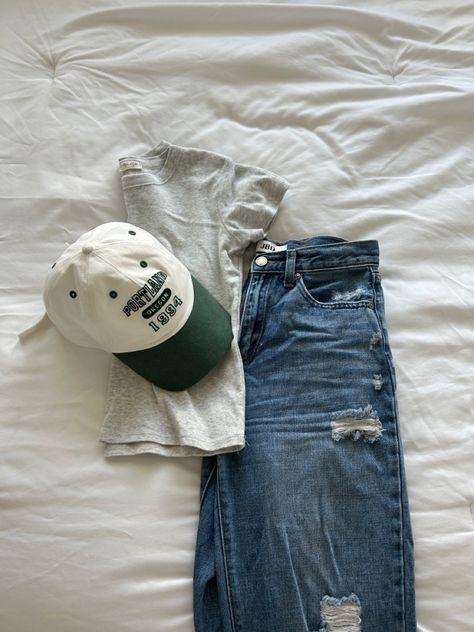 Clothes Laid Out On Bed Aesthetic, Outfit Laid Out On Bed, Outfit Flatlay, Bed Aesthetic, All Jeans, Summer Fits, Simple Trendy Outfits, Cute Everyday Outfits, Casual Style Outfits