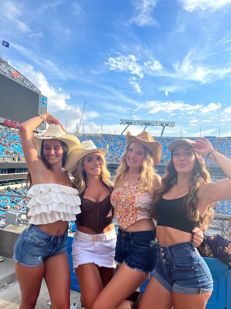 Concert pose inspo, country concert fit inspi Poses For Concert Pictures, Concert Fits Summer, Country Concert Poses, Auburn Rodeo, Country Concert Nails, Country Fest Outfits, Calgary Stampede Outfits, Concert Pose, Country Concert Fits