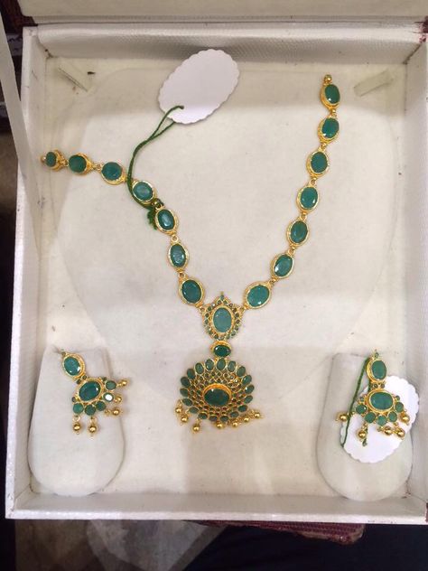 South Indian emerald necklace Emerald Necklace And Earring Set, Emerald Earrings Indian Gold, Emerald Necklace Indian Gold Jewellery, Green Stone Necklace Indian, Pacchala Haram, Emerald Necklace Indian, Temple Jewellery Earrings, Emerald Jewellery, Gold Bangles For Women