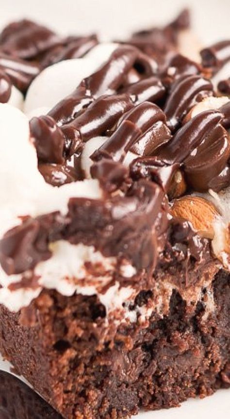 Rocky Roads Recipes, Rocky Road Desserts, Outrageous Brownies, Gourmet Brownies, Rocky Road Brownies, Rocky Road Recipe, Brownies Recipes, Cake Slices, Handle The Heat