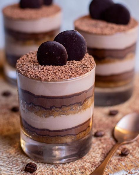 TIRAMISÚ DE NUTELLA EN VASO - Petit Fit by Cris Postre Aesthetic, Tiramisu Shots, Postres Aesthetic, Tiramisu Cups, Mini Dessert Cups, Food Technology, Tiramisu Cake, Easy Baking Recipes Desserts, Chocolate Cups