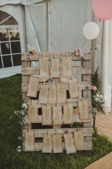 Table Plan Wedding Rustic, Rustic Wedding Seating Plan, Wedding Table Plan Pallet, Wooden Table Plan Wedding, Rustic Seating Plan, Pallet Wedding Decor, Table Plan Ideas, Modern Wedding Diy, Pallet Wedding