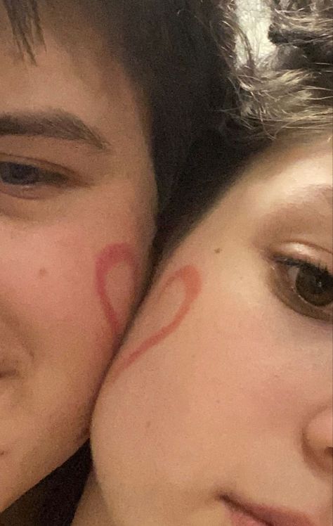 Heart On Cheek Couple, Heart Cheeks Couple, Couple Makeup Relationship Goals, Cute Couple Lockscreen Ideas, Lipstick Heart On Cheek Couple, Lipstick Heart On Cheek, Couple Lockscreen, Face Mask Coupled, Eye Trends