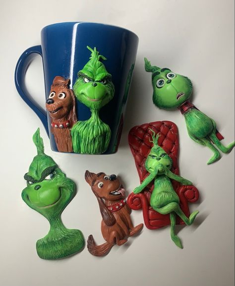 #grinch #grinchmas #polymerclay #polymer #grinchclay #mug #grinchmug #süthetőgyurma #fimo #fimoart #fimoclay #handmade #merrychristmas #grincs #gyurmagrincs #claymug #dodohandmade #max #grinchdog Grinch Figurines, Grinch Polymer Clay, Clay Grinch, Polymer Clay Pens, Clay Pen, Clay Moulding, Grinch Christmas Decorations, Polymer Clay Mold, Christmas Clay