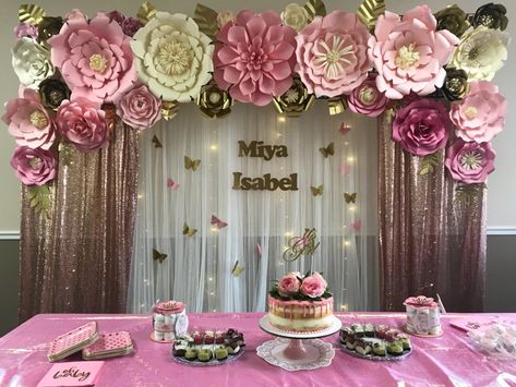 Butterfly Backdrop Ideas Backgrounds, 15 Party Ideas Quinceanera, Gold Paper Flowers, Dekor Pelaminan, Purple Quinceanera Theme, January Baby Shower, Paper Flowers Backdrop, 80th Birthday Decorations, Flowers Backdrop