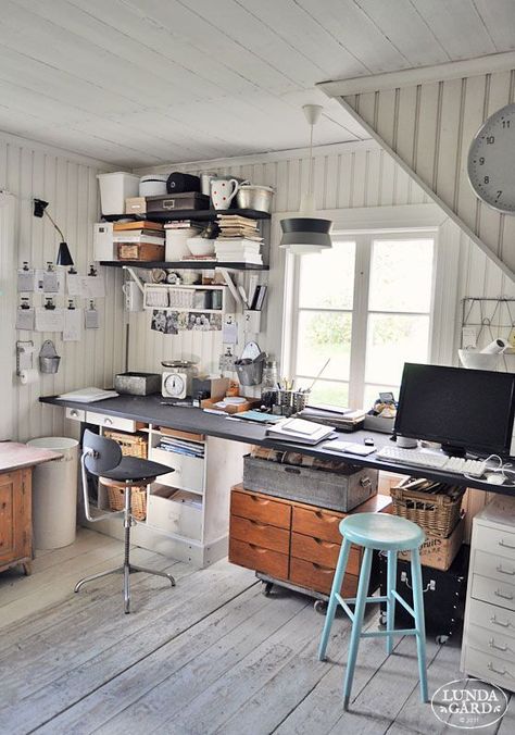 Attic Storage Ideas, Home Art Studios, Attic Decor, Art Studio Space, Decor Studio, Vintage Industrial Decor, Perfect Office, Industrial Livingroom, Art Studio At Home