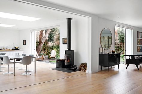 Empty space is emphasised in this property created by architects [link url="http://www.michaelisboyd.com"]Michaelis Boyd[/link] and designer [link url="http://www.sarahdelaneydesign.co.uk"]Sarah Delaney[/link]. The L-shape kitchen and sitting room can either be open plan or divided by a discreet sliding door. Kitchen Terrazzo, Terrazzo Kitchen, L Shaped Living Room, Terrazzo Wall, Open Plan Kitchen Dining Living, Open Plan Kitchen Diner, Open Plan Kitchen Dining, Open Plan Kitchen Living Room, Room Extensions