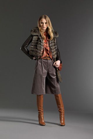 Gucci Pre-Fall 2011 | Fashion Gone Rogue Look Con Short, 2011 Fashion, Seventies Fashion, Couture Collection, Pre Fall, Fall Winter Outfits, Womens Fashion Trends, Mode Outfits, Brown Boots