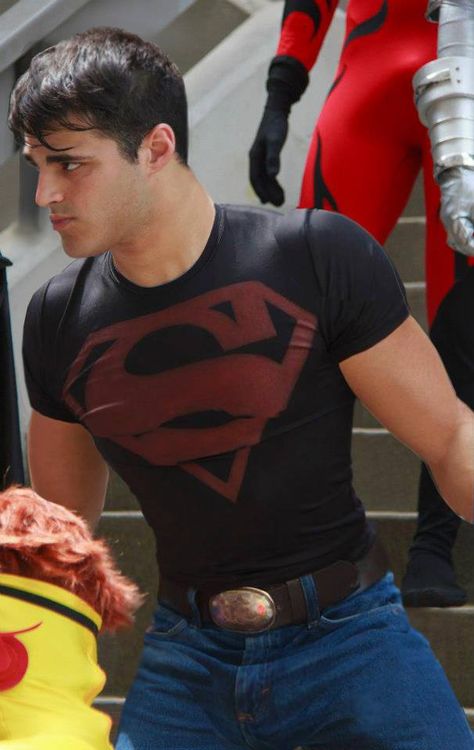 superboy Super Man Black Suit, 90s Superboy, Cosplay Men, Superboy Kon-el Fanart, Alternate Superman Costumes, Superboy New 52 Suit, Superman Cosplay Men, Superman Cosplay, Lycra Men