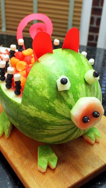 Watermelon and Cantaloupe Pig Art Carved Fruit - Grilling Time Side Dish... This little guy is so easy to do... All you need is a knife, a Melon baller, some construction paper and a few toothpicks.   This little guy would be a welcome guest at any BBQ, or how about a 4th of July Party!!! Aunt Jackie, Fun Aunt, Carved Fruit, Deco Fruit, Fruits Decoration, Fruit Creations, Watermelon Art, Melon Baller, Watermelon Carving