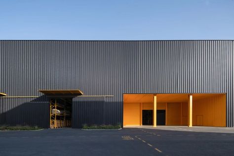 Warehouse Design Architecture, Modern Warehouse Design Exterior, Modern Factory Architecture, Modern Warehouse Design, Industrial Building Facade, Factory Facade Design, Factory Building Design, Industrial Building Design, Warehouse Facade