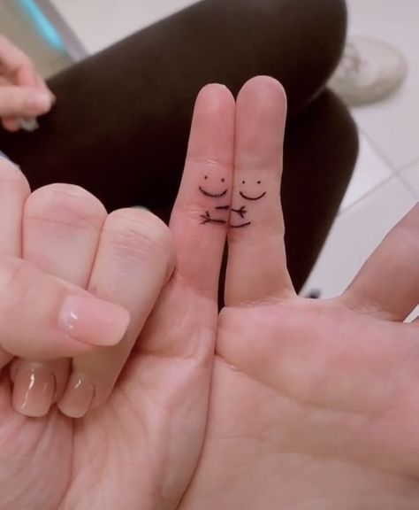 Bestie Finger Tattoos, Connecting Tattoos, Pair Tattoos, Maching Tattoos, Cute Matching Tattoos, Matching Friend Tattoos, Small Matching Tattoos, Couple Tattoos Unique, Bff Tattoos